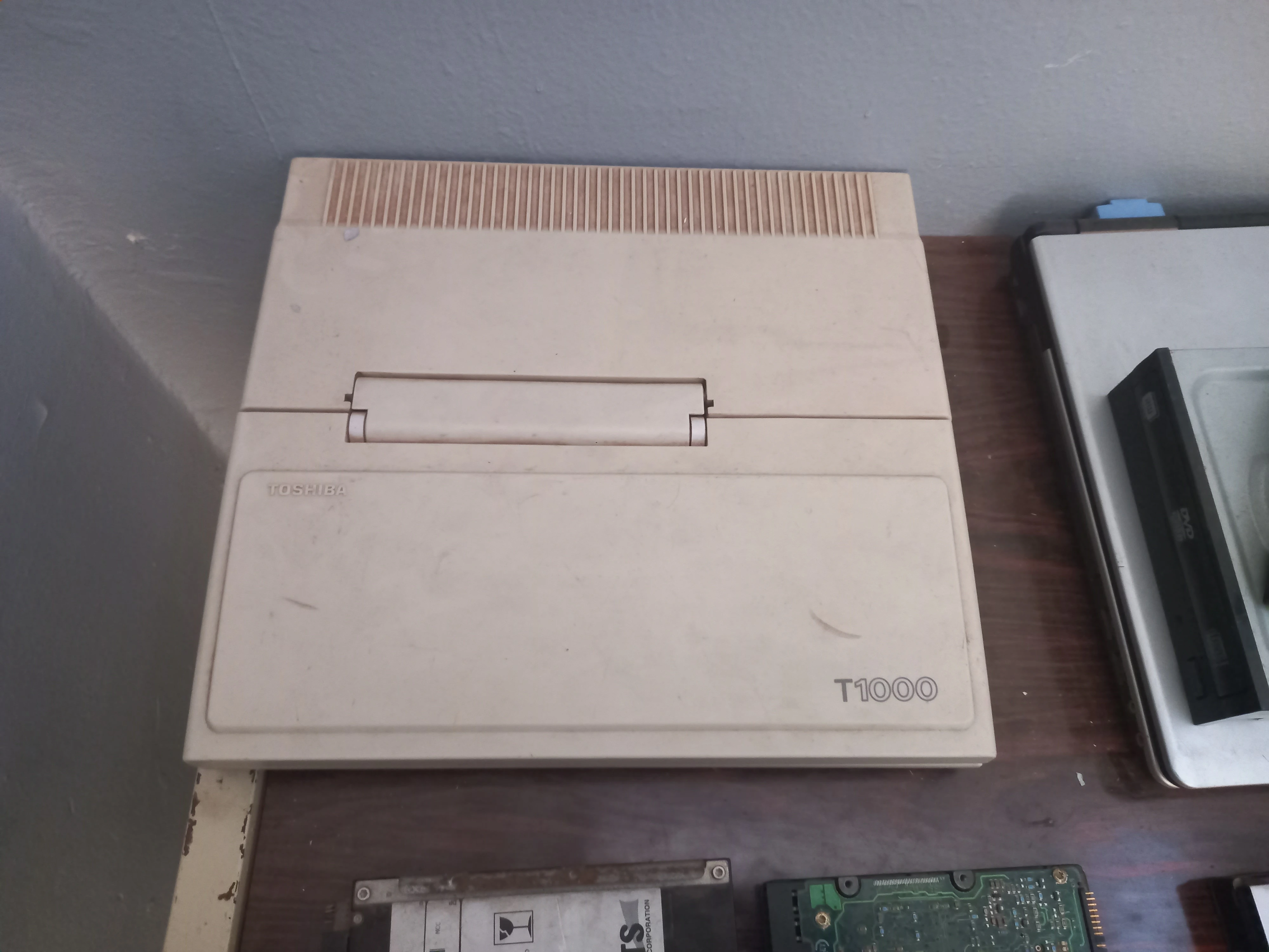 Toshiba T1000 closed