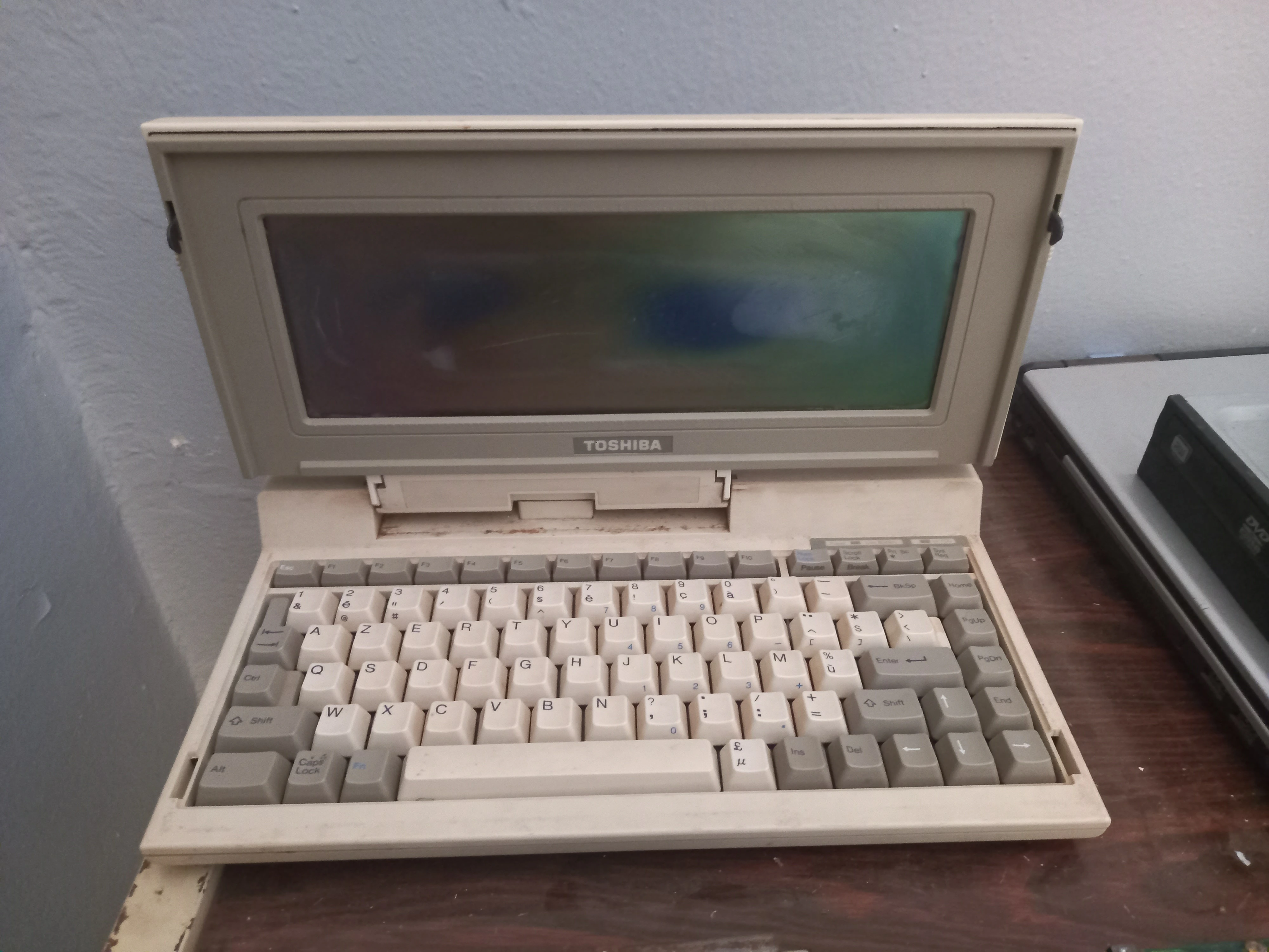 Toshiba T1000 opened
